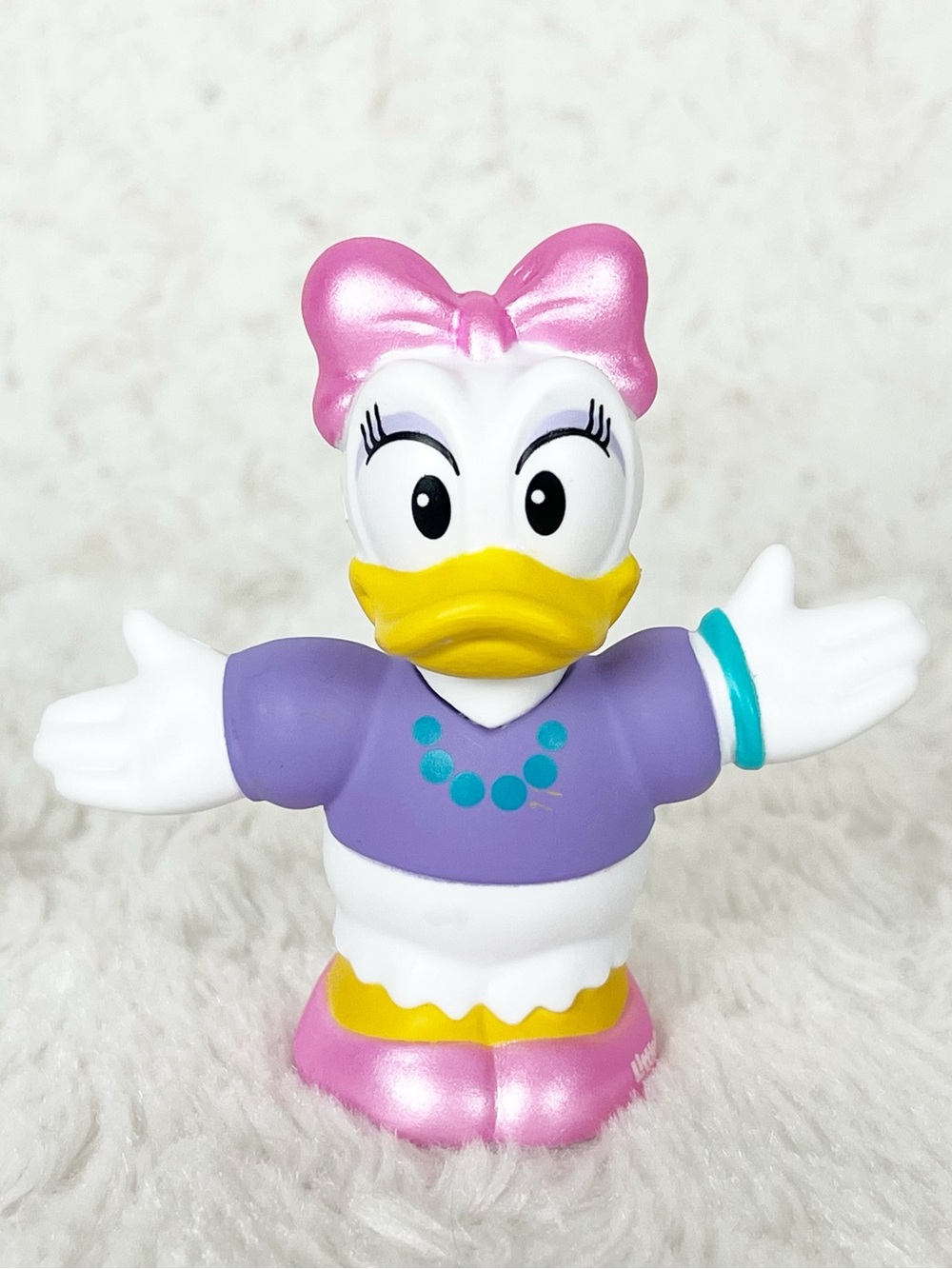 Fisher Price Little People Disney Daisy Figure Purple Shirt Pink Bow Necklace